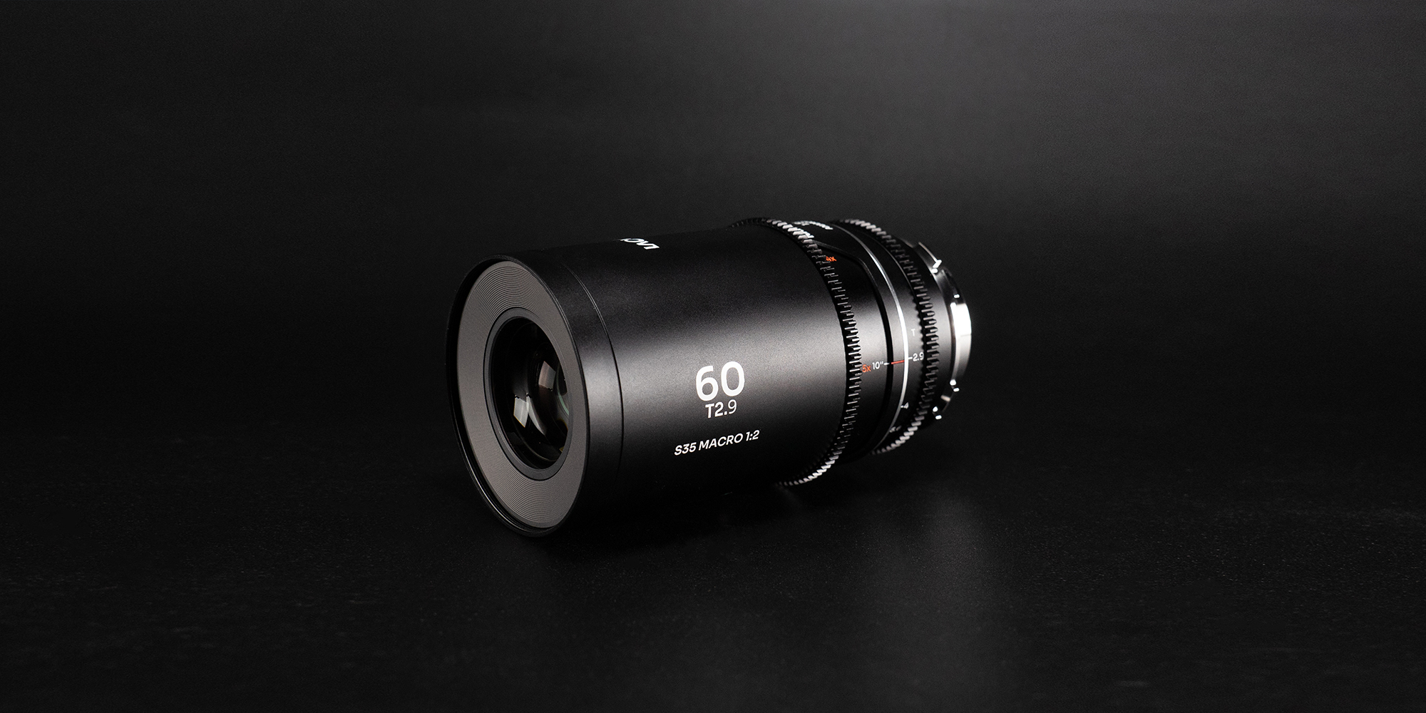 Obiektyw Laowa Nanomorph 60 mm T2,9 1,5x S35 Macro 1:2 Blue do Arri PL/Canon EF zdjęcie produktowe na czarnym tle